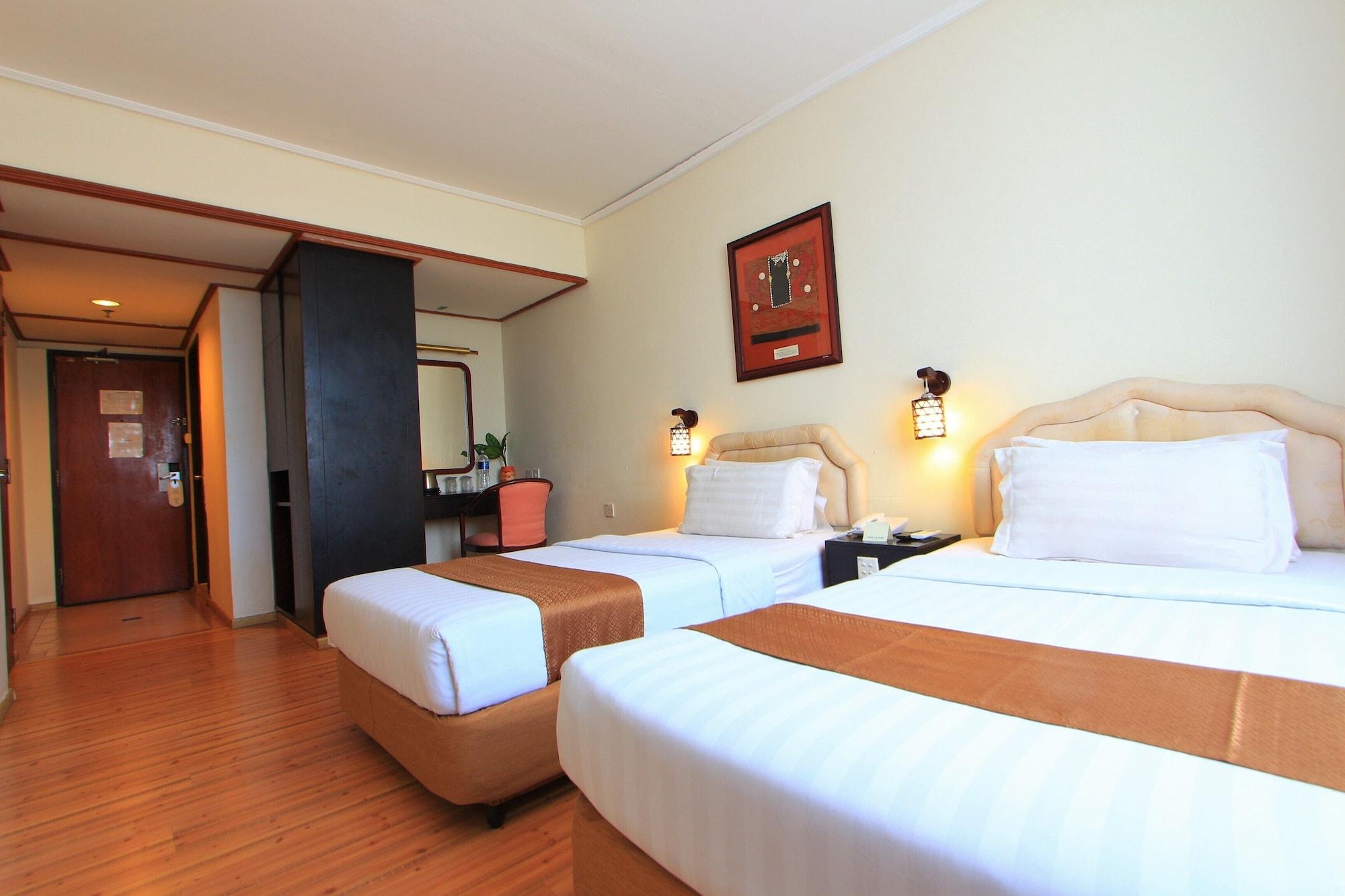 Telang Usan Hotel Kuching Ngoại thất bức ảnh