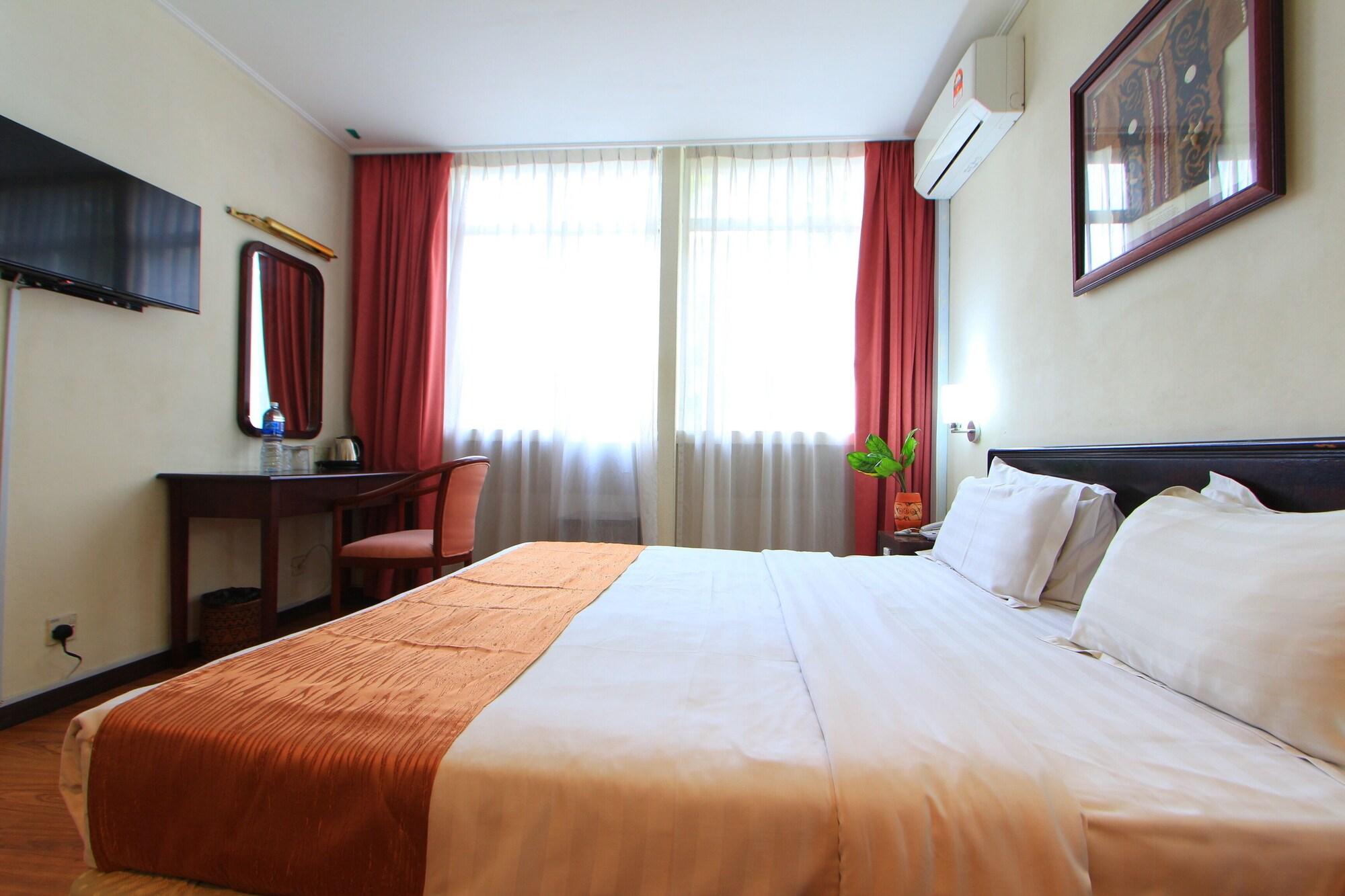 Telang Usan Hotel Kuching Ngoại thất bức ảnh