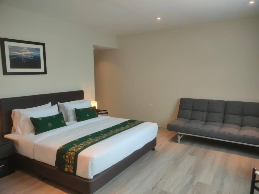 Telang Usan Hotel Kuching Ngoại thất bức ảnh