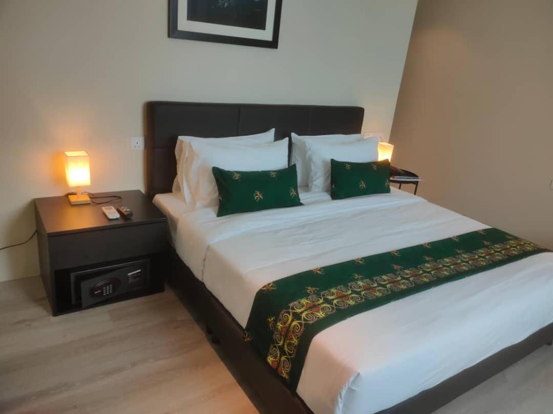 Telang Usan Hotel Kuching Ngoại thất bức ảnh
