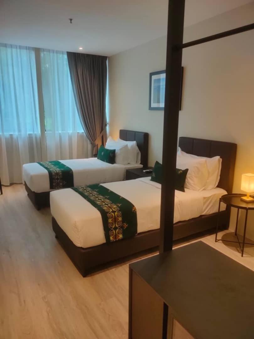 Telang Usan Hotel Kuching Ngoại thất bức ảnh